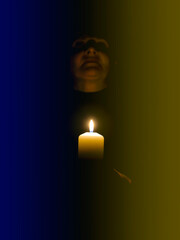 Stojąca w ciemnościach kobieta trzymająca płonącą świecę. Tło po lewej stronie ma zabarwienie niebieskie, po prawej żółte, barwy narodowe Ukrainy. - obrazy, fototapety, plakaty