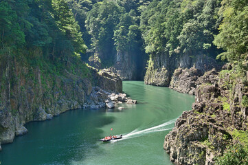 瀞峡を行く観光船