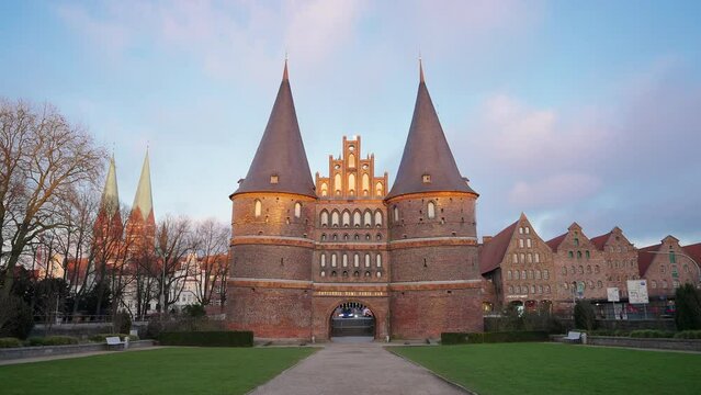 Zeitraffer Holstentor (Holstein-Tor) in L&uuml;beck / L&uuml;becker Stadttor