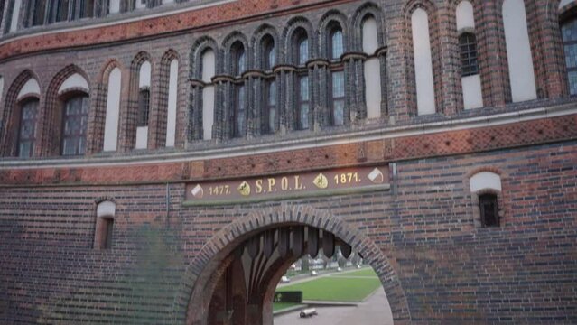 Schwenk hoch am Holstentor (Holstein-Tor) in L&uuml;beck / L&uuml;becker Stadttor