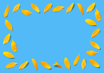 Fototapeta na wymiar 向日葵の花びらアート、青空の背景イメージ