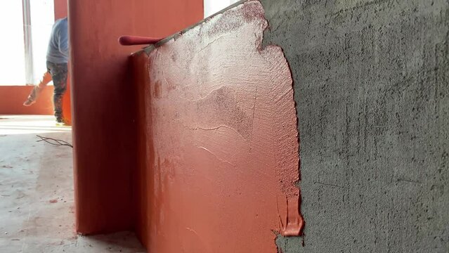 Applying decorative plaster microcement to the wall