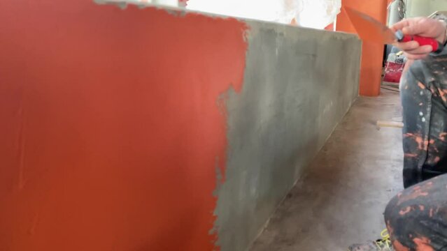 Applying decorative plaster microcement to the wall