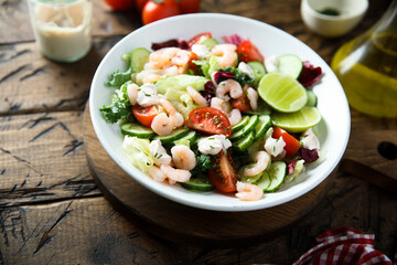 Fototapeta premium Healthy vegetable salad with shrimps