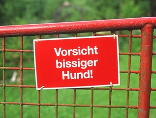 Schild Vorsicht bissiger Hund