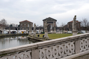 Obraz premium Part of the park with the canal and its 78 statues and ex Forum Boarium in the Prato della Valle square, Padua, Italy.