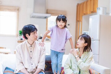 Fototapeta premium おうちで仲良く過ごす家族