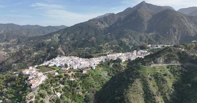 vista aérea del bonito pueblo de Istán en la provincia de Málaga, Andalucía