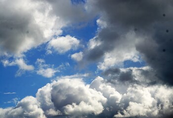 Himmel Panorama mit großem weißem Wolkengebilde 