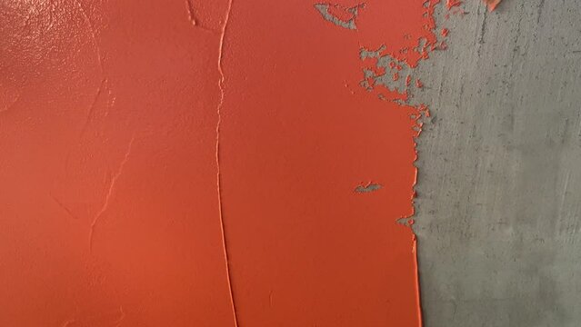 Applying decorative plaster microcement to the wall