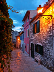 Fototapeta premium Kroatien - alte Gasse im Abendlicht