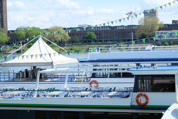 Obraz na płótnie Canvas FU 2021-05-13 Rheinhafen 46 Auf dem Fluss ist ein Schiff