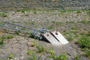 FU 2021-05-13 Rheinhafen 77 Zwischen den Pflastersteinen ist eine Metallbefestigung