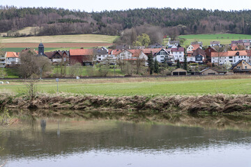 Frühling an der Fulda; Blick auf Körle bei Melsungen