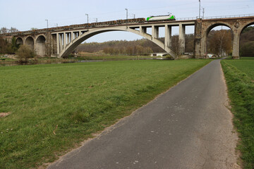 Fuldaradweg an der historischen Eisenbahnbrücke bei Guntershausen