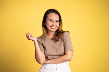 Obraz premium Excited asian woman with cute smile standing on isolated background