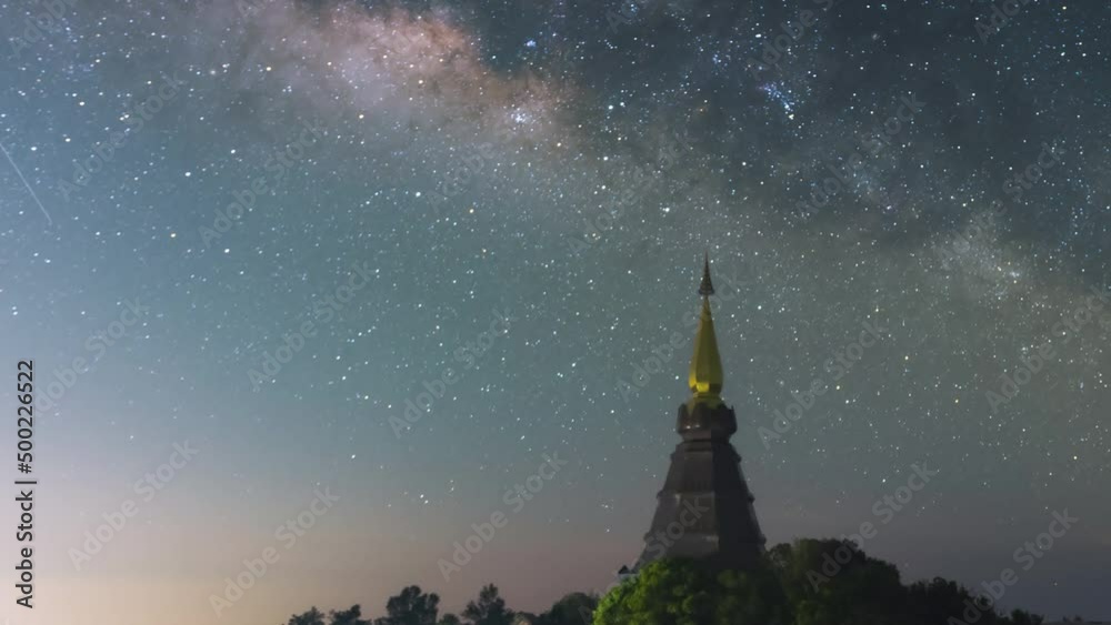 Wall mural time lapse 4k of star trails moving over a sacred temple at doi inthanon national park, chiang mai, 