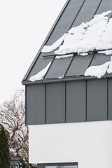 Detal architektoniczny na budynek, dom jednorodzinny. Dach wykonany z blachy aluminiowej w kolorze...