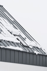 Detal architektoniczny na budynek, dom jednorodzinny. Dach wykonany z blachy aluminiowej w kolorze szarym. Okno dachowe - obrazy, fototapety, plakaty