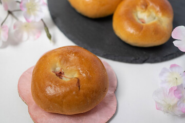 桜の塩漬けを真ん中にのせた美味しそうな桜あんパンのクローズアップ