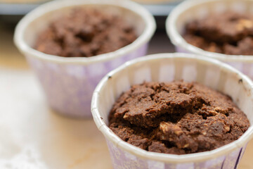 手作りのチョコレートカップケーキのクローズアップ