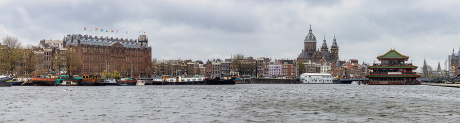 Panorama Blick von einem Boot beim Oosterdok in Amsterdam auf die City Anfang April 2022