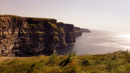 Acantilado y mar junto al horizonte