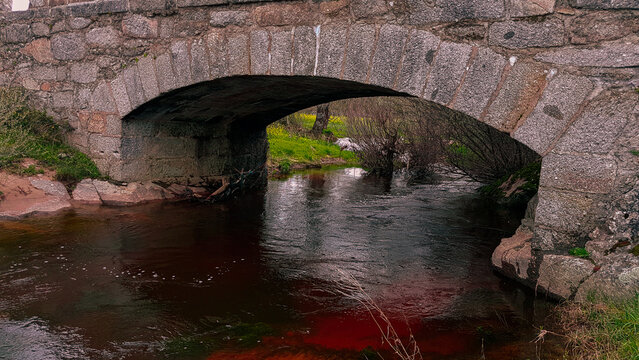 Puente con agua rojiza © Ivan