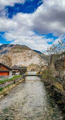 Fototapeta na wymiar Fluss durch ein Torf in den Alpen