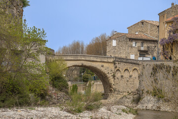 Fototapeta na wymiar view of the bridge of Vaison la Romaine in France