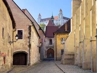 Fototapeta na wymiar Die Altstadt in Bratislava / Blick auf die Burg