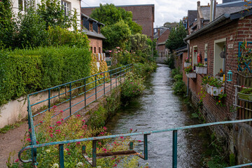 rivière traversant un village