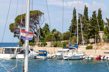 Bootsanleger von Mandre, im Vordergrund die kroatische Flagge, Insel Pag, Kroatien