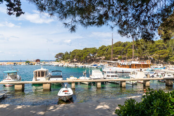 Kleiner Hafen von Mandre mit Bootsanleger, Insel Pag, Kroatien