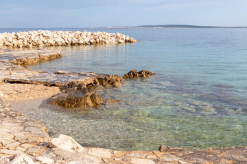 Kieselstrand von Mandre mit Wellenbrecher, Insel Pag, Kroatien
