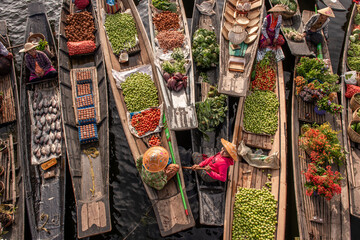 Floating Market in the morning at Inle lake, Shan state, Myanmar
 - obrazy, fototapety, plakaty
