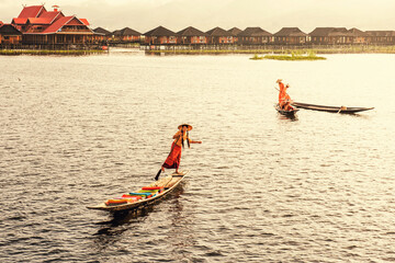 Obraz premium Floating Market in the morning at Inle lake, Shan state, Myanmar 