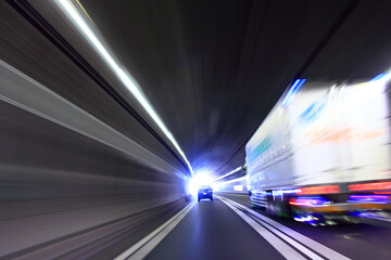 東名高速道路のトンネルを走行するトラック