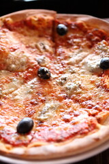 焼きたてでアツアツのピザ