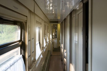 Obraz premium An empty corridor of a railway carriage compartment. The concept of long-distance travel.
