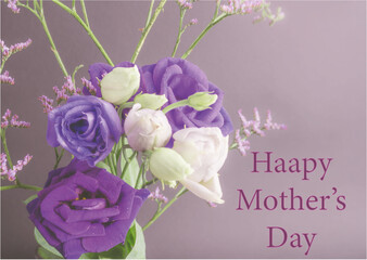Kartka z życzeniami na Dzień Matki z bukietem kwiatów.