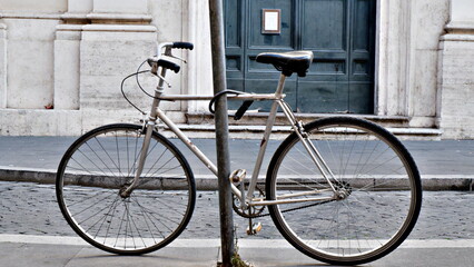 Fototapeta na wymiar vintage bicycle in the city center