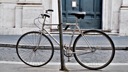Fototapeta na wymiar Retro vintage bike on cobblestone street