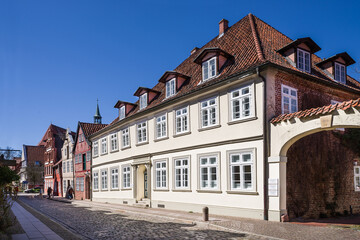 Fototapeta na wymiar Straße Altstadt Lüneburg sonnig entzerrt