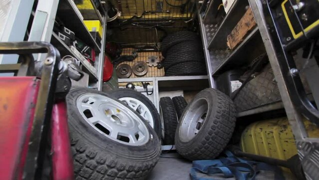 Smooth passage in a rally van