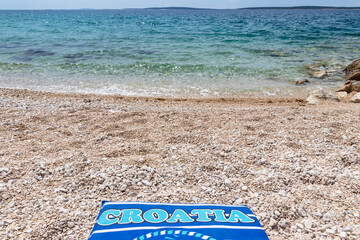 Handtuch Croatia am Kieselstrand von Mandre, Insel Pag, Kroatien
