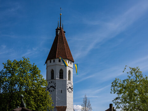 Kirchenturm von der Stadtkirche Thun beflaggt mi den Farben der Ukraine 