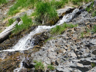 cascada sobre roca