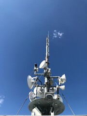 Mobilfunkantenne und Funkstation auf dem Aussichtsturm im Teichland. Handy Telekommunikation...