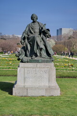 Buffon. 1707-1888. Statue de bronze au Jardin des Plantes. Paris.